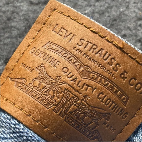 Levi’s Distressed Jeans - Picture 3 of 4